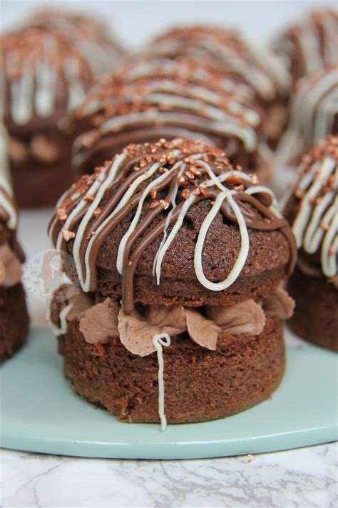 How does Chocolate Mini Cake fit into your Daily Goals - calories, carbs, nutrition