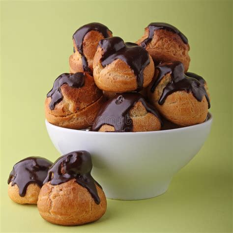 How does Chocolate Profiteroles fit into your Daily Goals - calories, carbs, nutrition