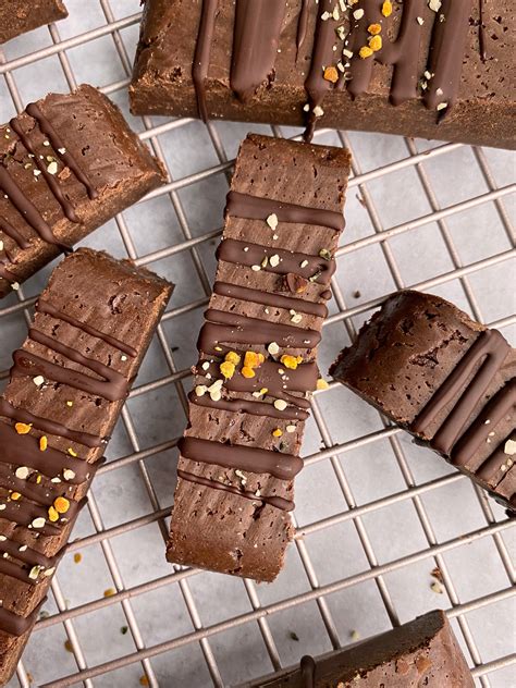 How does Chocolate Protein Bar fit into your Daily Goals - calories, carbs, nutrition