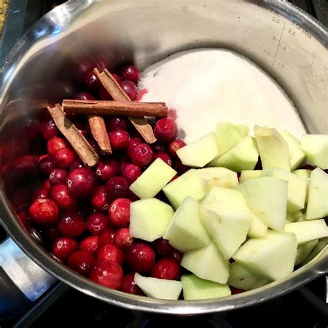 How does Cinnamon, Apples Cranberry Topping fit into your Daily Goals - calories, carbs, nutrition