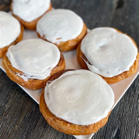 How does Cinnamon Roll, White Iced (Bostwick) fit into your Daily Goals - calories, carbs, nutrition
