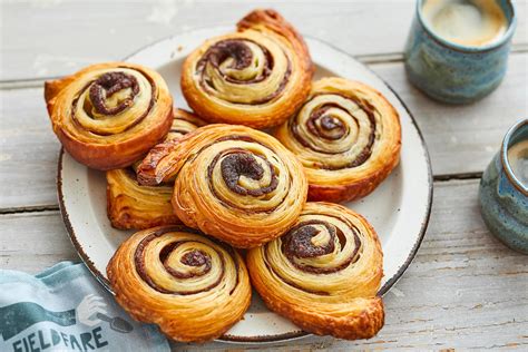 How does Cinnamon Swirl & Raisin Bagel fit into your Daily Goals - calories, carbs, nutrition
