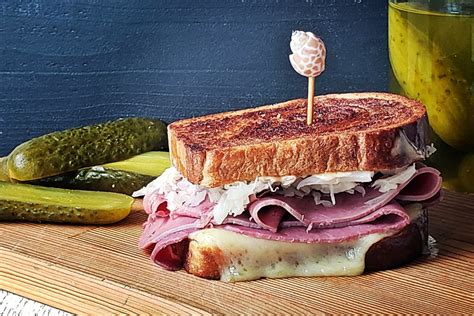 How does Classic Reuben Sandwich fit into your Daily Goals - calories, carbs, nutrition