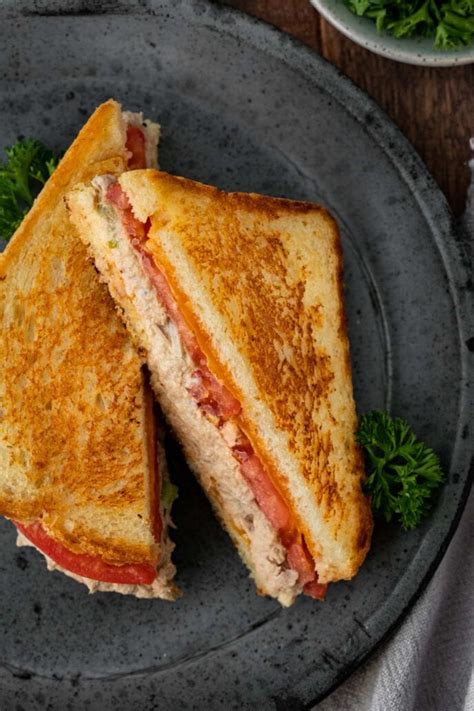 How does Classic Tuna Melt fit into your Daily Goals - calories, carbs, nutrition