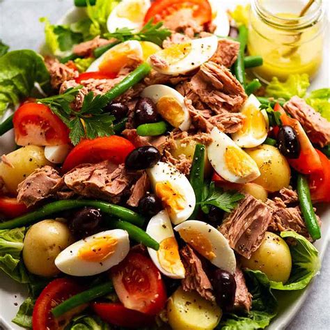 How does Classique Nicoise Salad fit into your Daily Goals - calories, carbs, nutrition