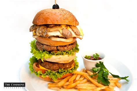 How does Club Burger, Triple Decker fit into your Daily Goals - calories, carbs, nutrition