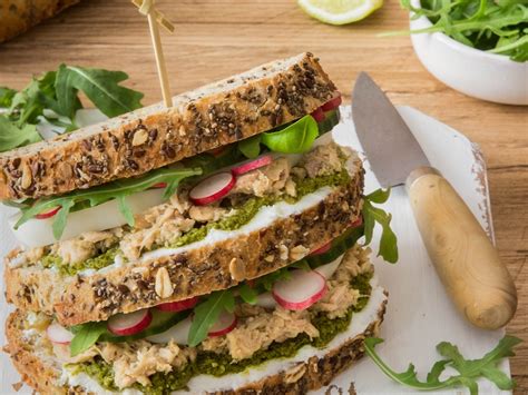 How does Club Sandwich tonijn fit into your Daily Goals - calories, carbs, nutrition