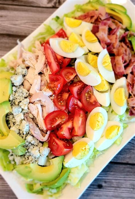 How does Cobb Salad, 24 oz fit into your Daily Goals - calories, carbs, nutrition