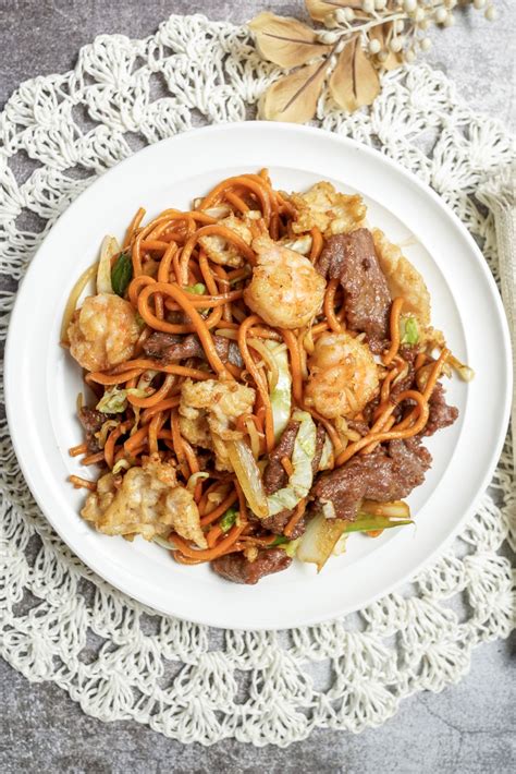 How does Combo Chow Mein fit into your Daily Goals - calories, carbs, nutrition