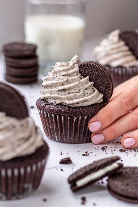 How does Cookies and Cream Cupcake fit into your Daily Goals - calories, carbs, nutrition