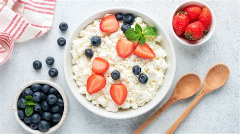 How does Cottage Cheese with Fresh Fruit fit into your Daily Goals - calories, carbs, nutrition