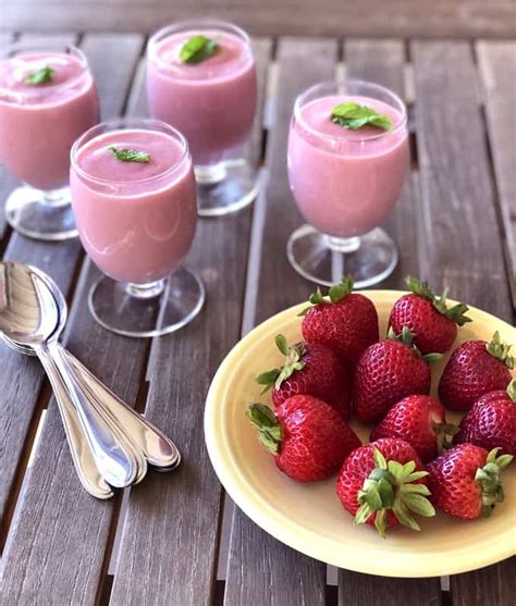 How does Country Strawberry Mousse fit into your Daily Goals - calories, carbs, nutrition