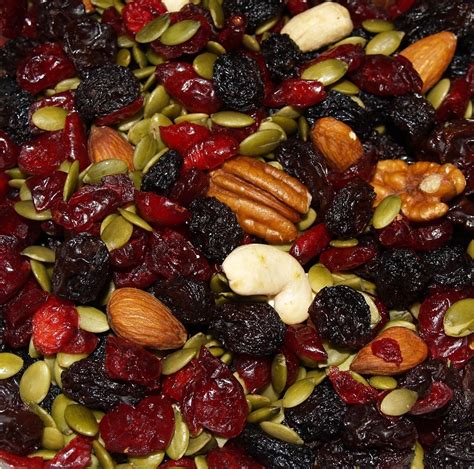 How does Cranberry Blend Nuts fit into your Daily Goals - calories, carbs, nutrition