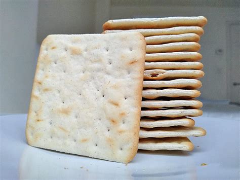 How does Cream Cracker fit into your Daily Goals - calories, carbs, nutrition