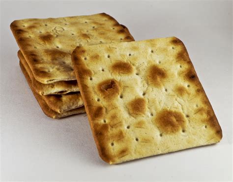 How does Cream Crackers fit into your Daily Goals - calories, carbs, nutrition