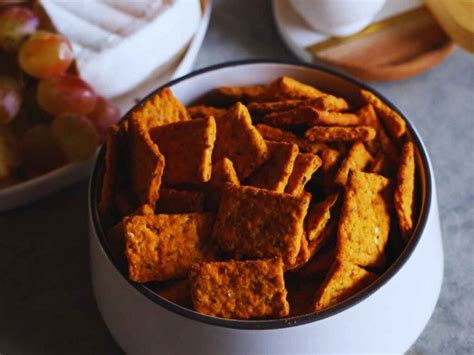 How does Crispy Cheese Crackers fit into your Daily Goals - calories, carbs, nutrition