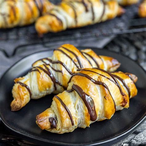 How does Croissant Chocolate 1 EA fit into your Daily Goals - calories, carbs, nutrition