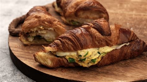 How does Croissant with Eggs & Cheese fit into your Daily Goals - calories, carbs, nutrition