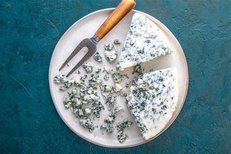 How does Crumbled Blue Cheese fit into your Daily Goals - calories, carbs, nutrition