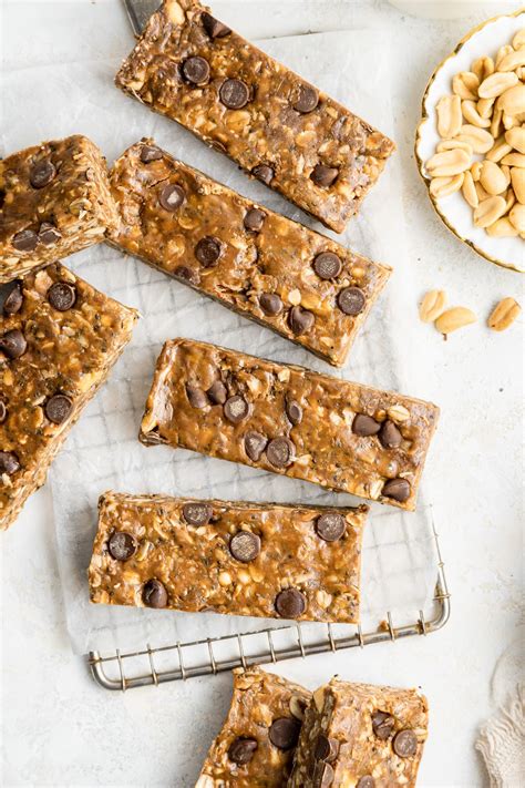 How does Crunchy Granola Bar (Dark Chocolate Peanut Butter) fit into your Daily Goals - calories, carbs, nutrition