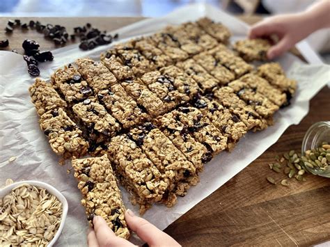 How does Crunchy Granola Bar fit into your Daily Goals - calories, carbs, nutrition