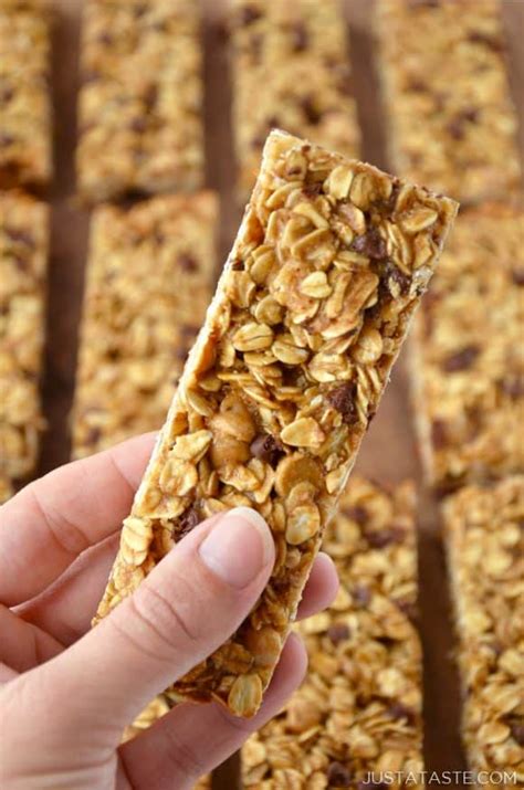 How does Crunchy Peanut Butter Granola Bar fit into your Daily Goals - calories, carbs, nutrition