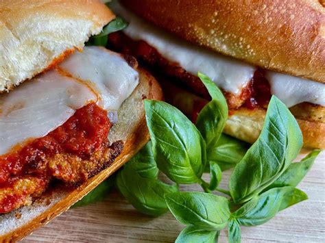 How does Delete Italian Chicken Parm Sub (15996.7) fit into your Daily Goals - calories, carbs, nutrition