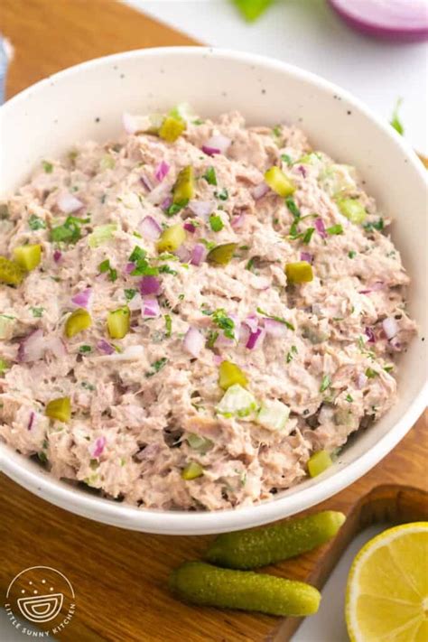 How does Deli Tuna Salad fit into your Daily Goals - calories, carbs, nutrition