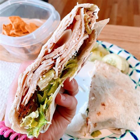 How does Deli Turkey Wrap fit into your Daily Goals - calories, carbs, nutrition