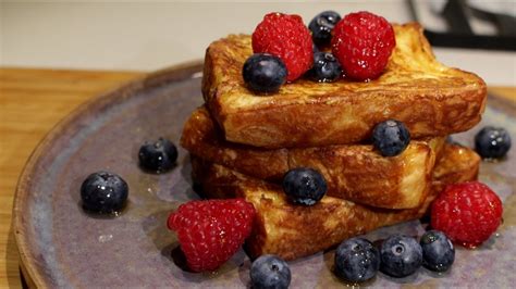 How does Deluxe French Toast fit into your Daily Goals - calories, carbs, nutrition