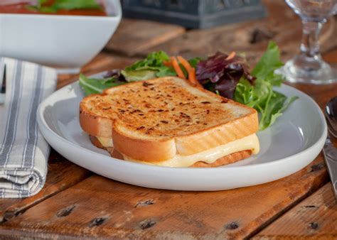 How does Deluxe Grilled Cheese fit into your Daily Goals - calories, carbs, nutrition