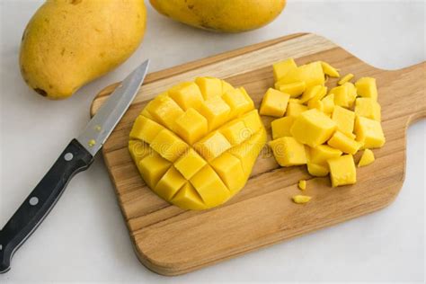 How does Diced Mangos fit into your Daily Goals - calories, carbs, nutrition
