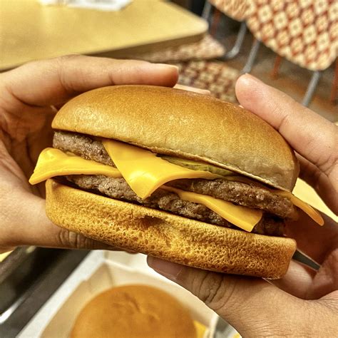 How does Double Cheeseburger fit into your Daily Goals - calories, carbs, nutrition