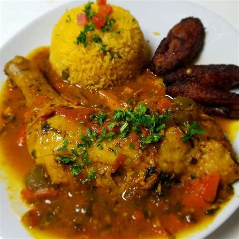 How does Ecuadorian Slow Cooked Chicken fit into your Daily Goals - calories, carbs, nutrition