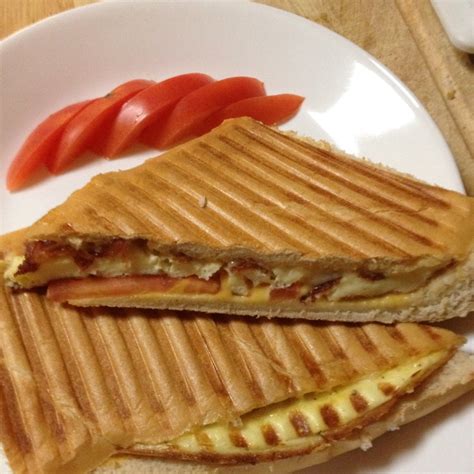 How does Egg, Bacon, Tomato and Swiss Panini fit into your Daily Goals - calories, carbs, nutrition