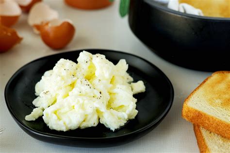 How does Egg Whites Scrambled Plain S&P 1/2 Cup fit into your Daily Goals - calories, carbs, nutrition