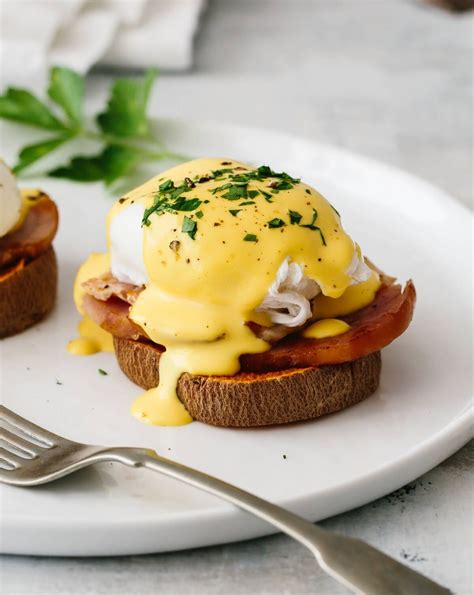 How does Eggs Benedict with Canadian Bacon fit into your Daily Goals - calories, carbs, nutrition