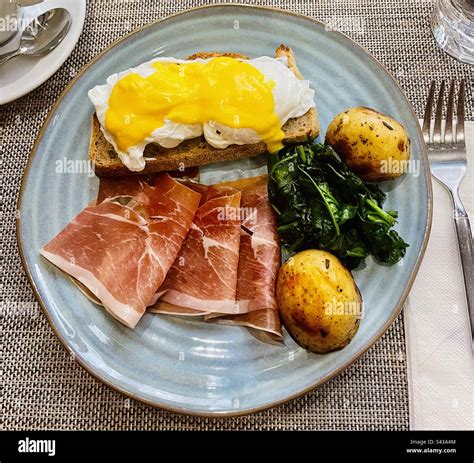 How does Eggs Benedict with Ham fit into your Daily Goals - calories, carbs, nutrition