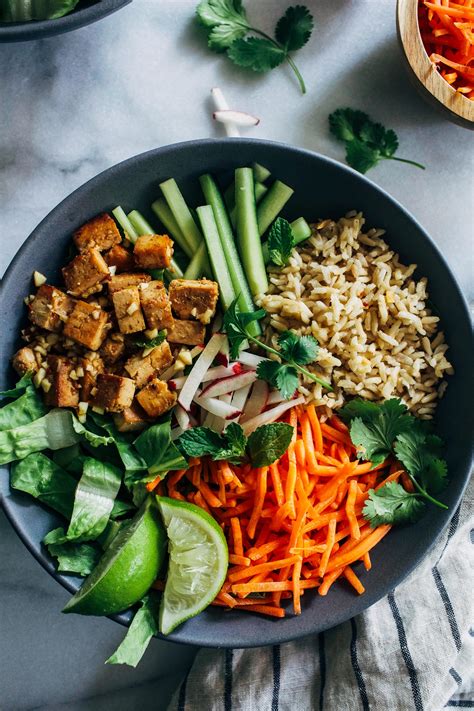 How does Elements - Marinated Tofu Southwestern Greens Bowl fit into your Daily Goals - calories, carbs, nutrition