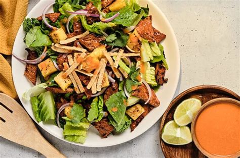 How does Ensalada Al Pastor fit into your Daily Goals - calories, carbs, nutrition