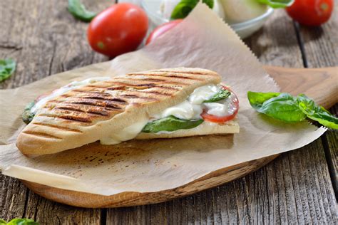 How does Fabrizio's Classic Club Panini fit into your Daily Goals - calories, carbs, nutrition