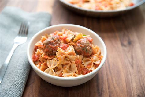 How does Farfalle Marinara fit into your Daily Goals - calories, carbs, nutrition