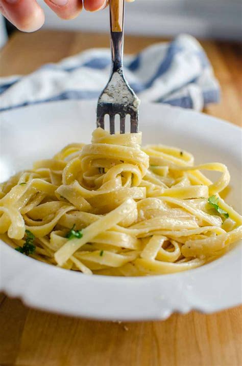 How does Fettuccini Roasted Garlic Alfredo fit into your Daily Goals - calories, carbs, nutrition