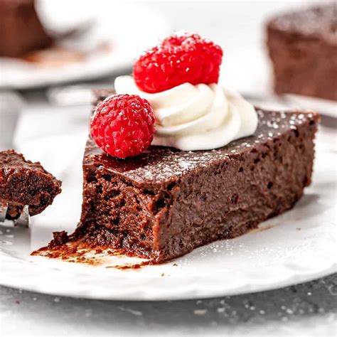 How does Flourless Chocolate Cake fit into your Daily Goals - calories, carbs, nutrition