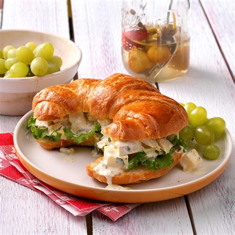 How does Fresco Chicken Croissant fit into your Daily Goals - calories, carbs, nutrition