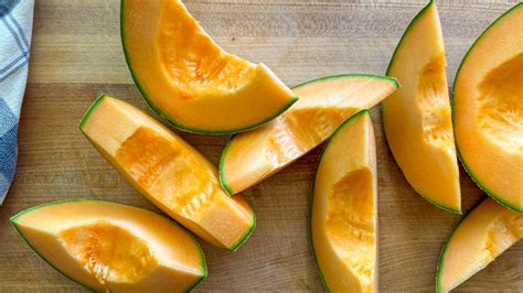 How does Fresh Cantaloupe Wedge fit into your Daily Goals - calories, carbs, nutrition