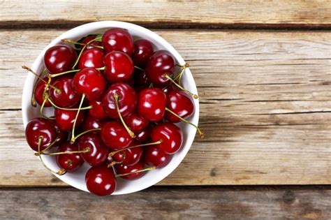 How does Fresh Cherries Snack Cup fit into your Daily Goals - calories, carbs, nutrition