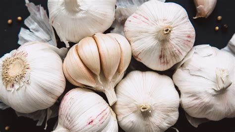 How does Fresh Garlic fit into your Daily Goals - calories, carbs, nutrition