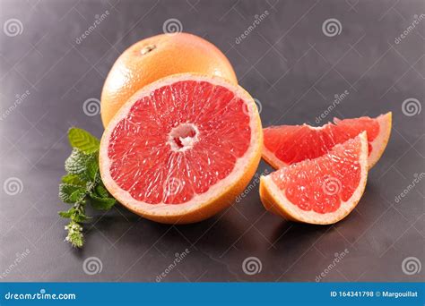 How does Fresh Grapefruit Half fit into your Daily Goals - calories, carbs, nutrition