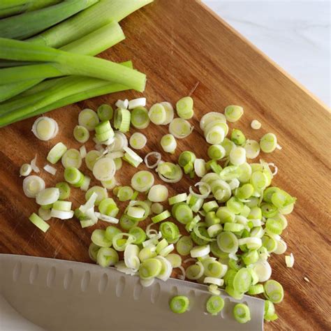 How does Fresh Sliced Green Onions (63075.0) fit into your Daily Goals - calories, carbs, nutrition